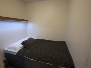 于莱Holiday Home Ylläs chalets 3207 by Interhome的卧室配有白色墙壁上的床铺
