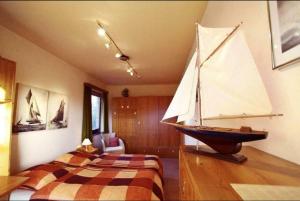 吕贝克Stadtapartment的一间卧室,桌子上放着木帆船