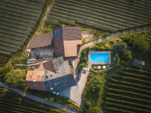 蒙塔尼亚Lamberthof的享有带游泳池的房屋的空中景致