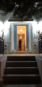 迈萨纳艾里德一室公寓的通往走廊的楼梯,走廊上设有门