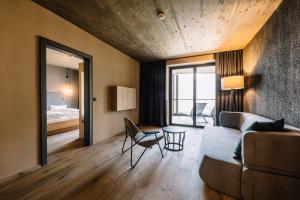 思科纳Panoramic Suites Winzerhöhe的带沙发的客厅和卧室