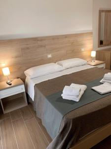 San Costantino AlbaneseTempio Aurora的酒店客房,配有两张带毛巾的床