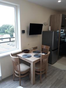 鲁塞Apartment RELAX的厨房配有桌椅和冰箱。