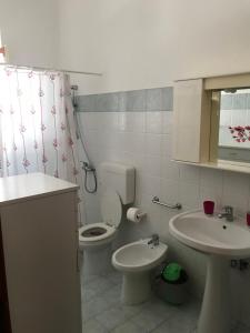 拉卡莱Casa "Salentus"的一间带卫生间和水槽的浴室