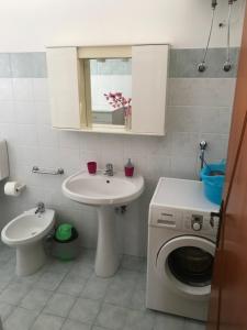 拉卡莱Casa "Salentus"的一间带水槽和洗衣机的浴室