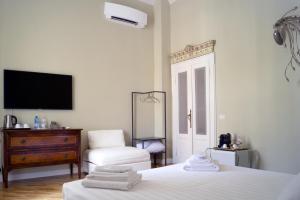 贝加莫Ilsanleonardo的白色的客房配有床、椅子和电视