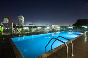 阿克拉Kwarleyz Residence, Accra的一个晚上与城市一起的大型游泳池