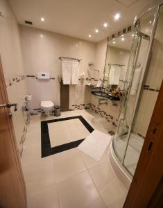 祖法儿最佳西方酒店的一间浴室