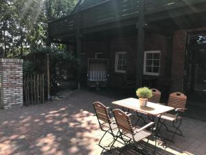 巴德茨维什安Landcafe Neumann的庭院配有桌椅和盆栽植物