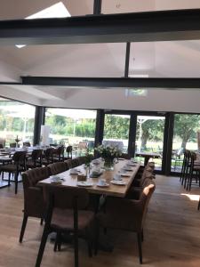 巴德茨维什安Landcafe Neumann的用餐室设有桌椅和窗户。