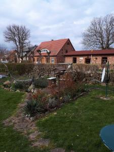 PutgartenHaus Ebel的房屋前带花园的房子