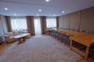 帕兰加理工大学KTU酒店的一间会议室,配有长桌子和椅子