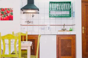 埃尔米瓜特拉雷斯公寓的厨房配有桌椅和水槽。