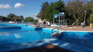QuebrachoCabañas en Termas de Guaviyú, Paysandú, Uruguay的公园里三个游泳池的一组