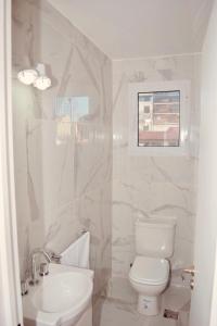布宜诺斯艾利斯MAG Barracas的白色的浴室设有卫生间和水槽。