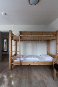 Brekka布利卡酒店的一间卧室配有两张双层床。