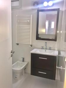 布宜诺斯艾利斯MAG Barracas的一间带水槽、卫生间和镜子的浴室
