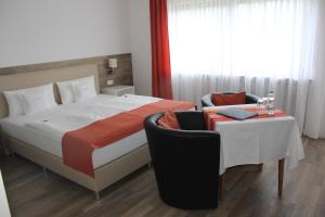 Stadtprozelten埃里卡小屋旅馆的一间卧室配有一张床和一张桌子及椅子