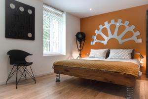 沃韦B&B 7e Art的一间卧室配有一张橙色墙壁的床