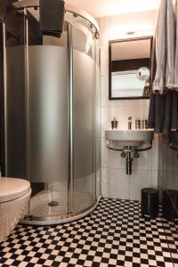 沃韦B&B 7e Art的带淋浴和盥洗盆的浴室