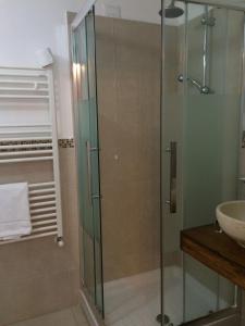 卡塔尼亚科特里套房住宿加早餐旅馆的一个带水槽的玻璃淋浴间