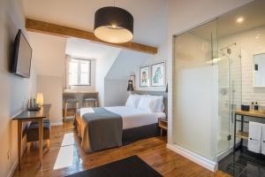 里斯本Urbano FLH Hotels Lisboa的酒店客房配有一张床和淋浴