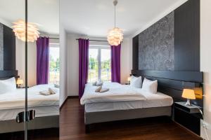 卡罗维发利莫泽公寓的紫色窗帘间内的两张床
