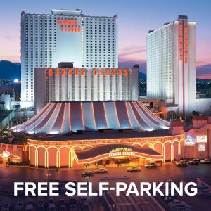 拉斯维加斯Circus Circus Hotel, Casino & Theme Park的一座带免费自助停车标志的建筑