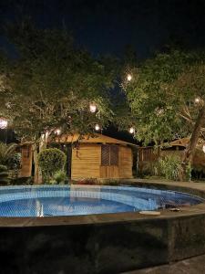 柔蔲科派克Villa Armonia Hotel & Spa的夜间在房子前面的游泳池
