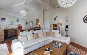 东方湾法国大街Villa La Voile Blanche的客厅配有白色的沙发和桌子