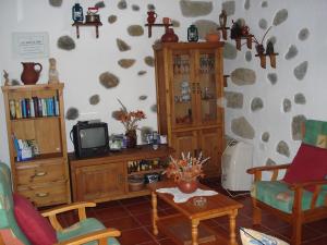 巴列埃尔莫索Casa Rural La Era Vieja en Vallehermoso La Gomera的客厅配有电视和桌子