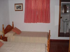 巴列埃尔莫索Casa Rural La Era Vieja en Vallehermoso La Gomera的一间卧室设有两张床、一个水槽和一个窗口
