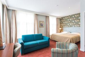 Hummelo戈登卡佩咖啡厅酒店的酒店客房配有蓝色的沙发和床。