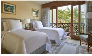 沙姆沙伊赫Elegant Apartment in a Luxury Resort的酒店客房设有两张床和一个阳台。