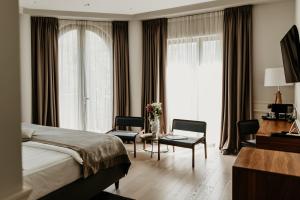 布德瓦麦捷斯提科酒店的酒店客房设有床和客厅。