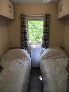 宁斯佩特Norah的小型客房 - 带2张床和窗户