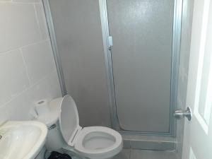 Tocumen巴拿马托库门国际机场快捷酒店的带淋浴、卫生间和盥洗盆的浴室