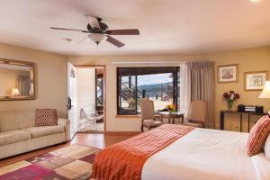 塔霍维斯塔奠雷拉托斯湖滨度假酒店的一间卧室配有一张床、一张沙发和一个窗口