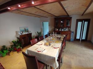 Fagnano AltoCastello di Fagnano -Albergo Diffuso & SPA的一间带长桌和椅子的用餐室