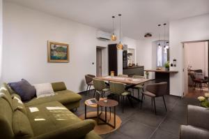 普拉Apartment Altana with free parking的客厅配有沙发和桌子