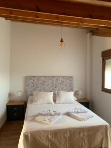 蓬费拉达La casa de Lucas y Alex的一间卧室配有一张大床和两条毛巾