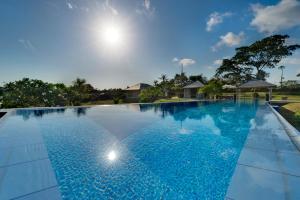 海神庙Bali Luxury Boutique Resort and SPA的蓝色海水大型游泳池