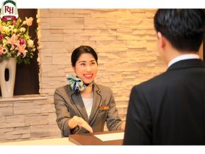 大阪难波大国町里士满酒店的坐在桌子上与男人说话的女人