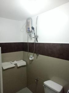 那牙Zoom BnB的浴室配有淋浴和带毛巾的卫生间。