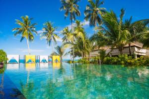 拉迈周末度假酒店的棕榈树度假村前的游泳池