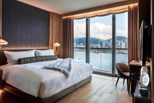 香港K11 ARTUS 寓馆的一间卧室设有一张大床和一个大窗户