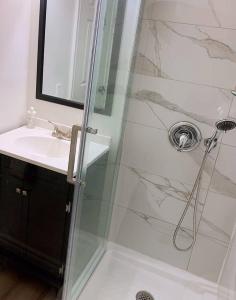 多伦多Nice rooms with private bath in Mid Town Toronto的带淋浴和盥洗盆的浴室