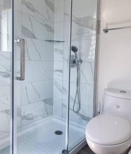 多伦多Nice rooms with private bath in Mid Town Toronto的带淋浴和卫生间的白色浴室
