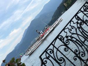 波尔莱扎康科迪亚酒店的一艘大船在水面上,背景是群山