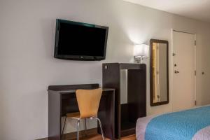 落基山落基山6号汽车旅馆的卧室配有一张床,墙上配有电视。